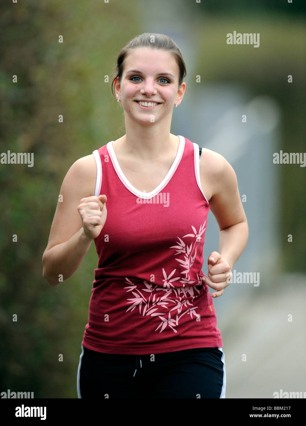 Young woman jogging Banque D'Images