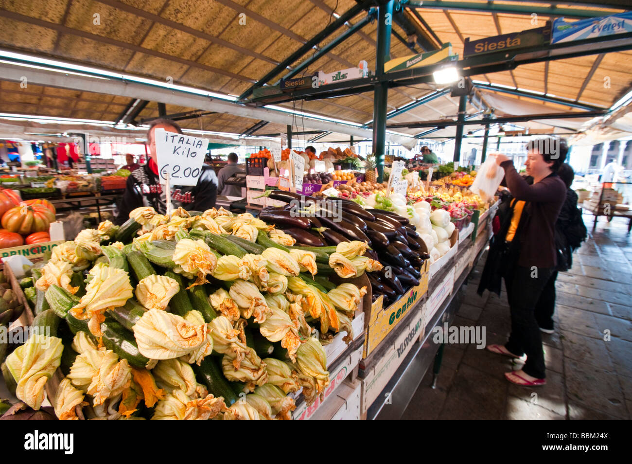 Stand de fruits et légumes du marché du Rialto, San Polo Venise Italie Banque D'Images