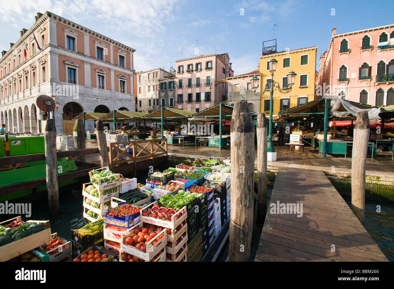 Les fruits et légumes qui arrivent par bateau sur le Grand Canal pour marché du Rialto, San Polo Venise Italie Banque D'Images