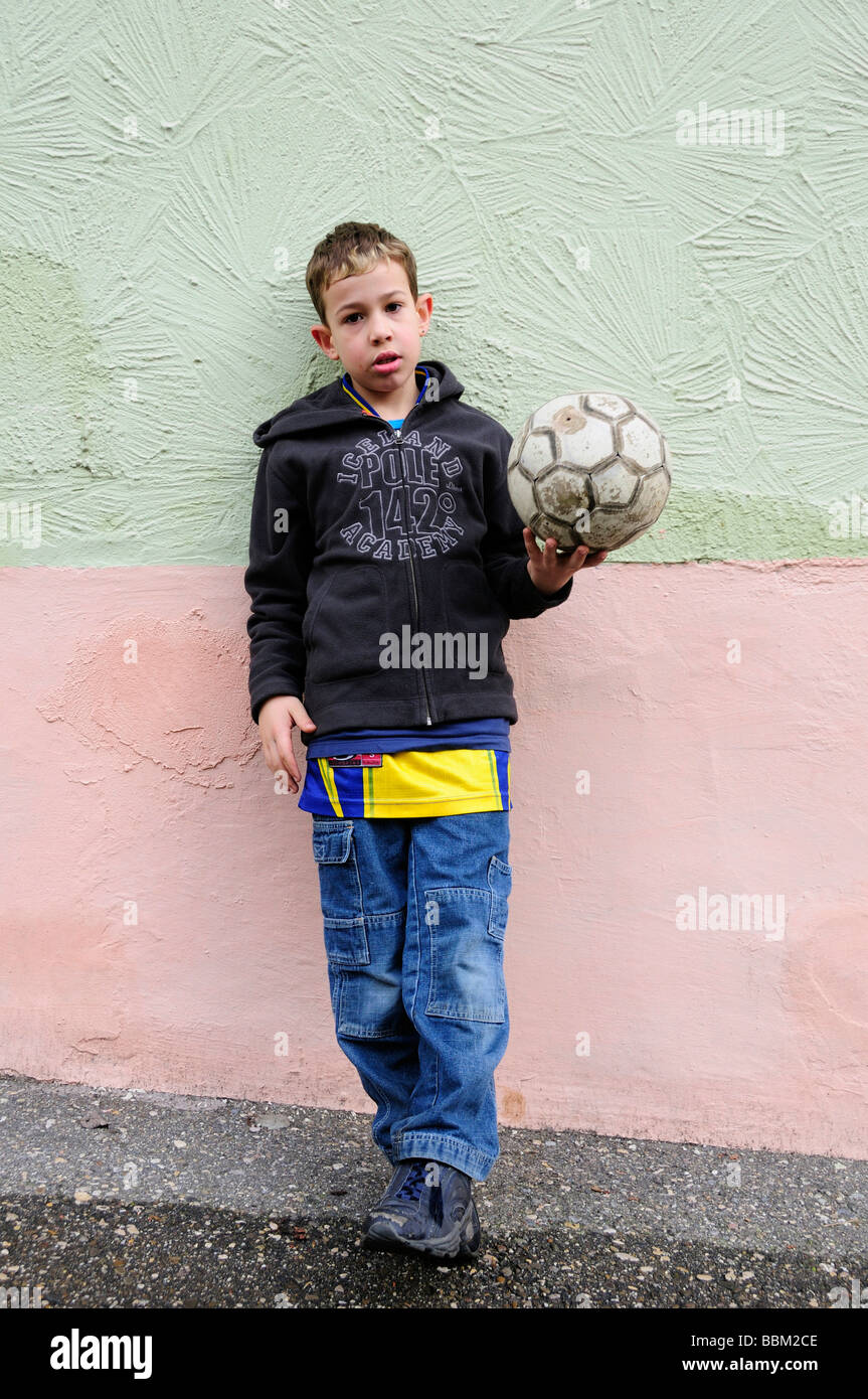 Boy holding a football Banque D'Images