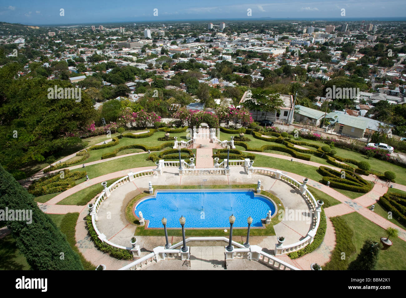 La Cruz del Vigia y Château Serrallés, Ponce, Puerto Rico l'hôtel particulier de la famille historique Juan Eugenio Serrallés ; fondateur de DonQ Banque D'Images