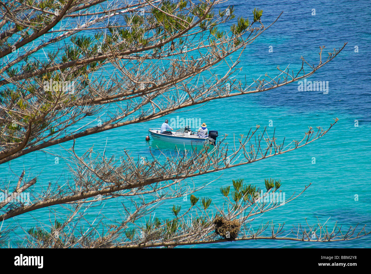 Malte. Deux hommes dans un petit bateau dans les eaux cristallines de la baie de Balluta, St Julian's. L'année 2009. Banque D'Images