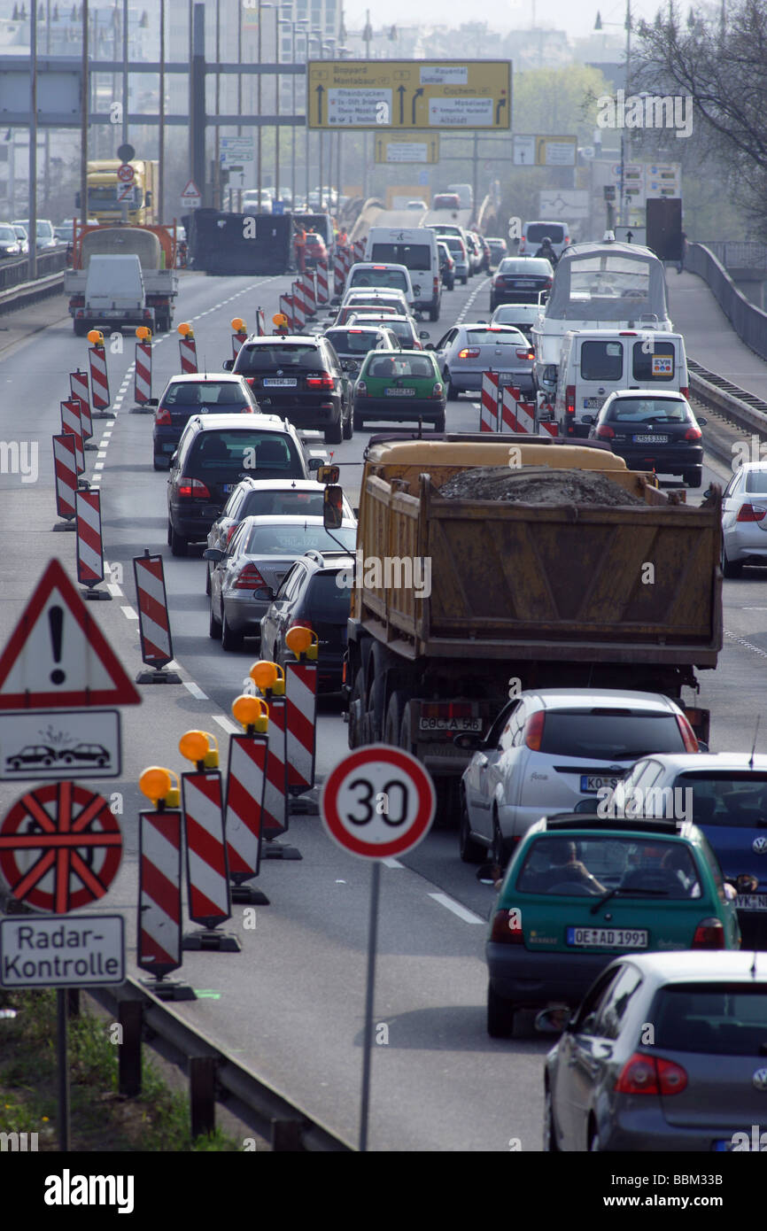 Embouteillage en face d'un chantier de construction sur la Bundesstrasse 9 autoroute fédérale près de Coblence, Rhénanie-Palatinat, Allemagne, E Banque D'Images