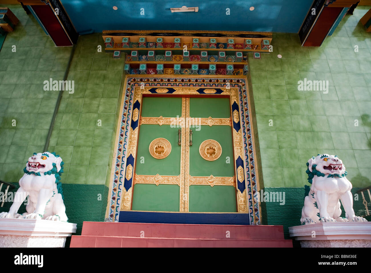 Porte supérieure Namdroling Bylakuppe Koorg Karbataka monastère tibétain de l'Inde Banque D'Images