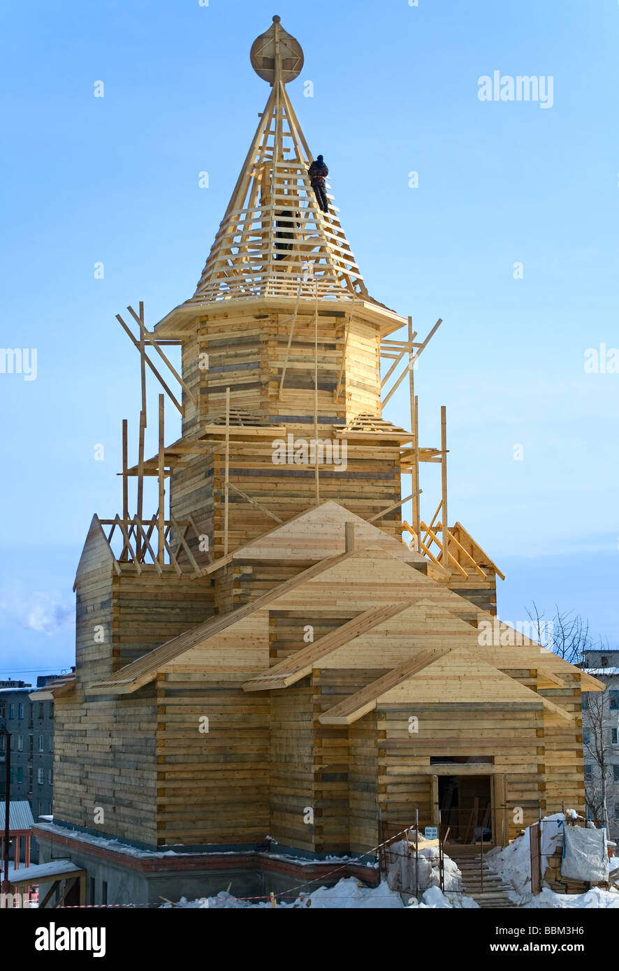 Église en bois à partir de poutres en construction sur le fond de ciel bleu. La Russie, la Carélie, Segezha Banque D'Images