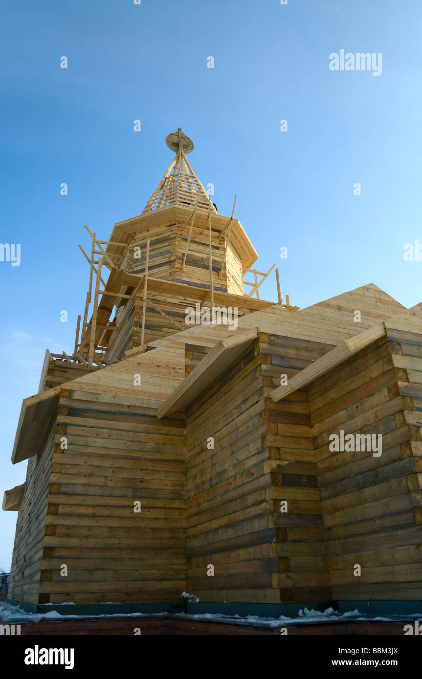 Église en bois à partir de poutres en construction sur le fond de ciel bleu. Village russe. La Russie, la Carélie, Segezha Banque D'Images