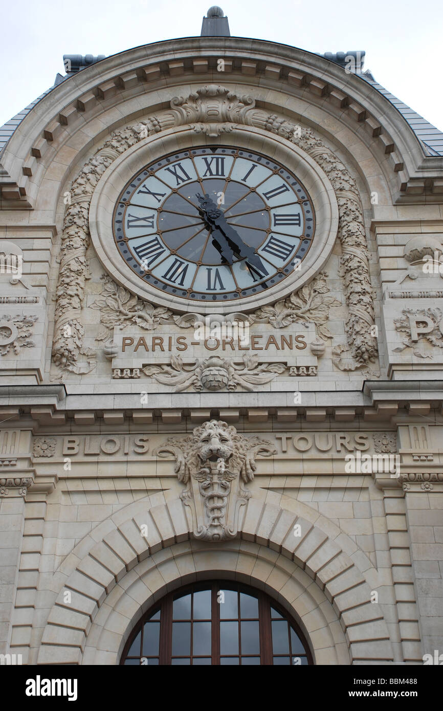 Musée d'Orsay art gallery Paris réveil face closeup Banque D'Images