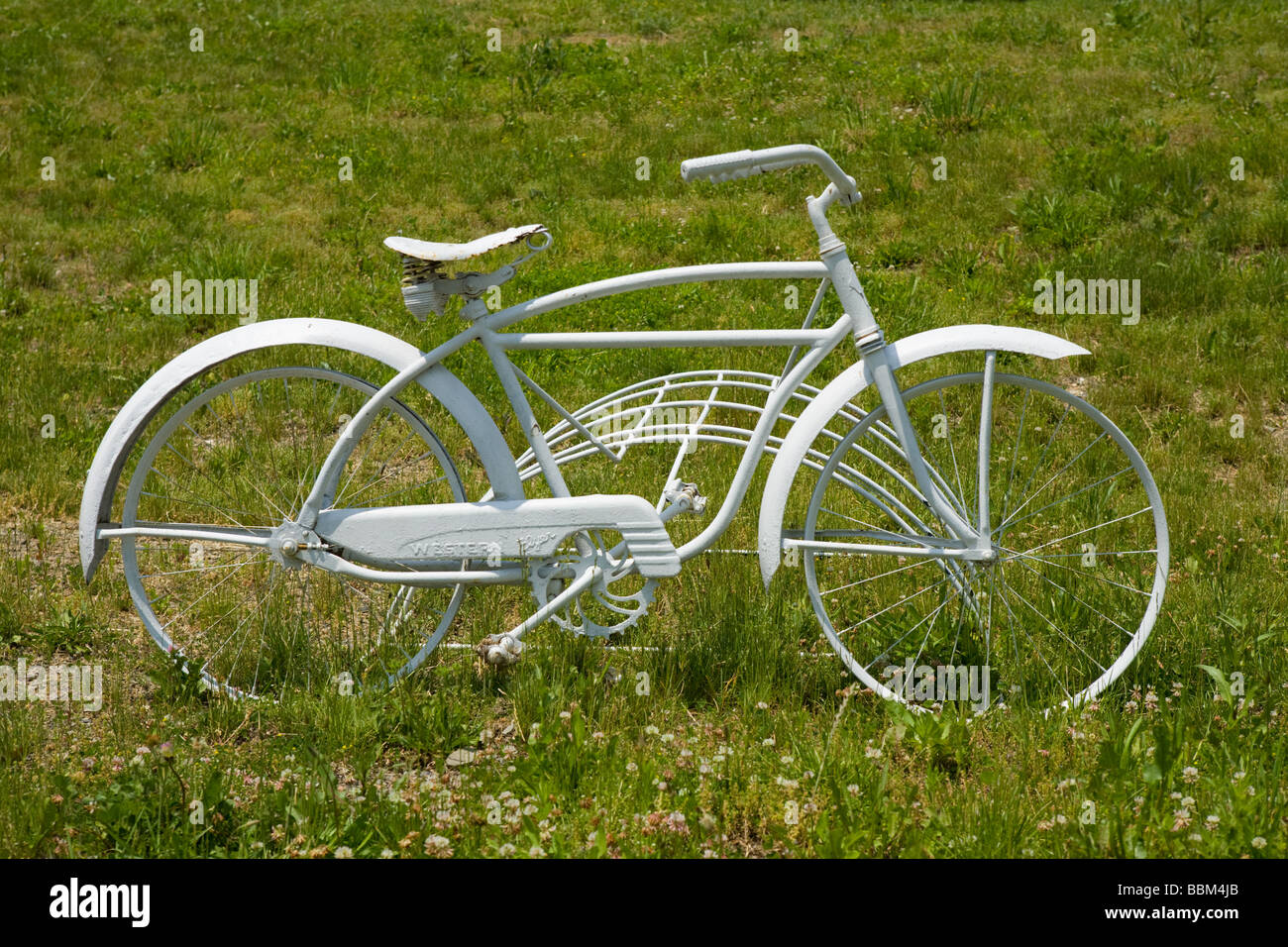 Un vélo peint en blanc décoration fantaisiste à un bike shop 12 Nov New York Saratoga Comté Banque D'Images