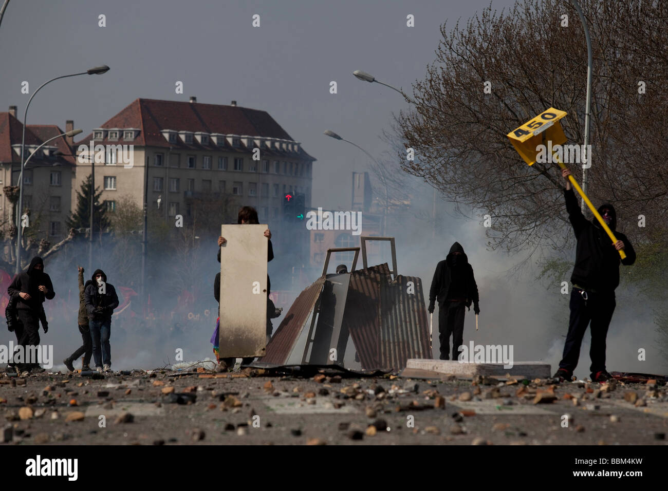 Les manifestants violents lors de manifestations contre le sommet de l'OTAN, Strasbourg, France Banque D'Images