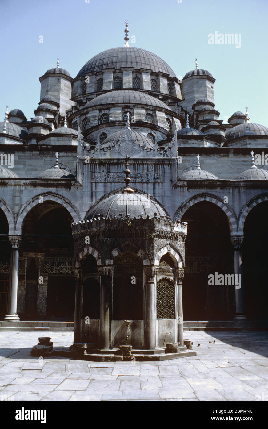 Cour et la fontaine de la Yeni Camii Istanbul Turquie 1660 1597 019 690515 Banque D'Images