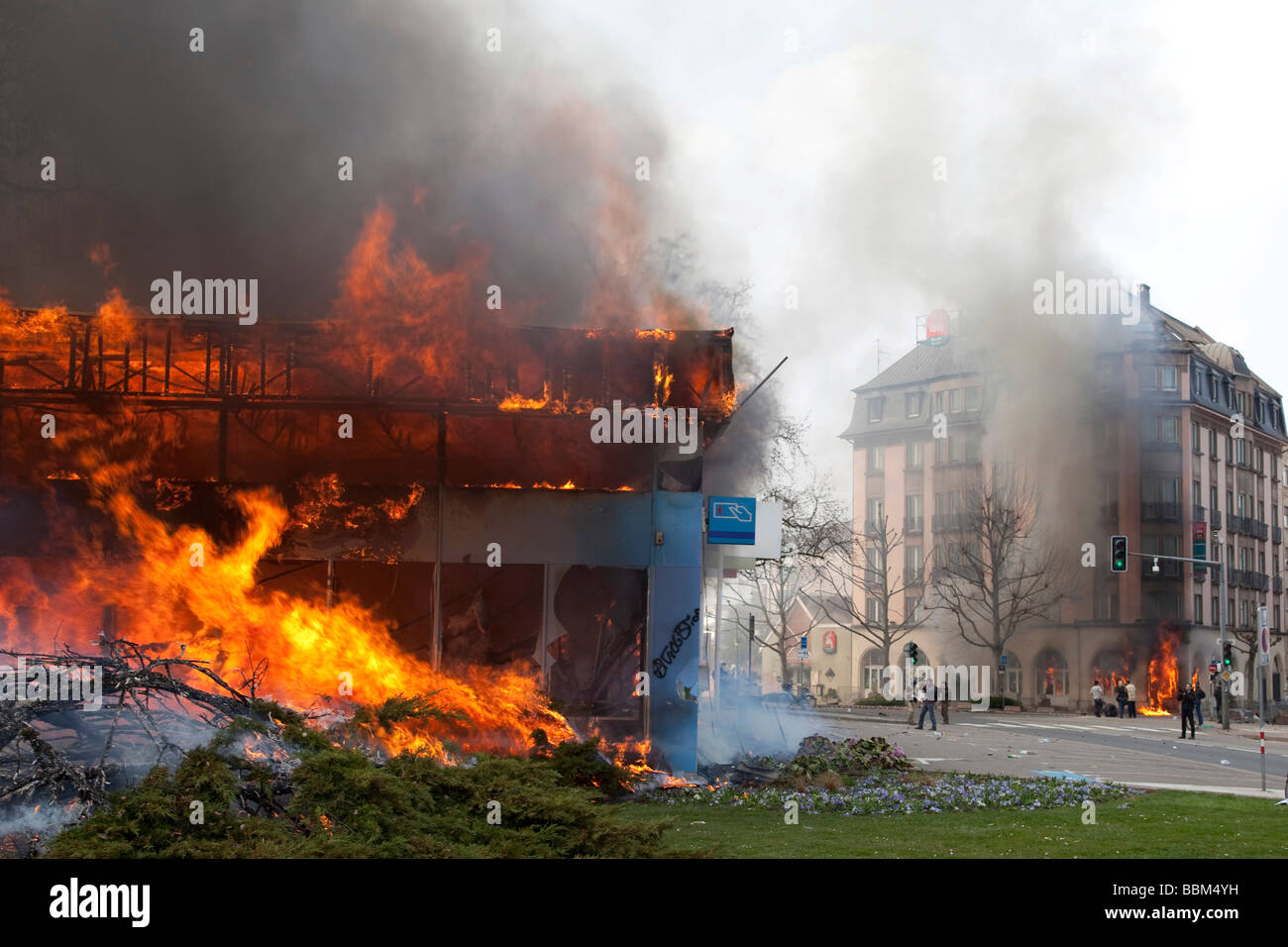 Les bâtiments incendiés par les manifestants lors de manifestations contre le sommet de l'OTAN, Strasbourg, France Banque D'Images