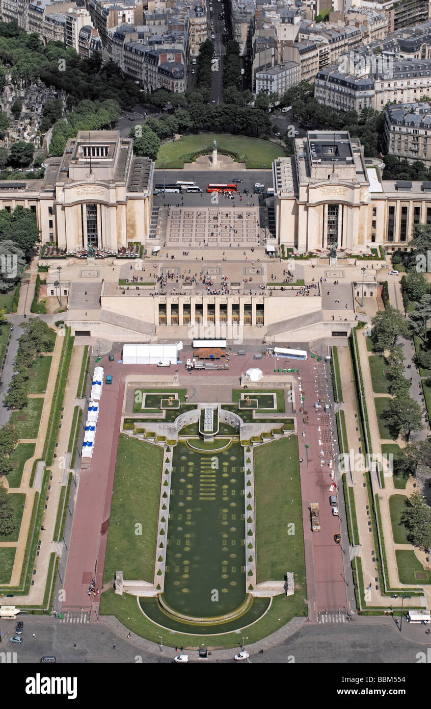 Vue de la Tour Eiffel avec Palais de Chaillot et les jardins du Trocadéro Paris Banque D'Images