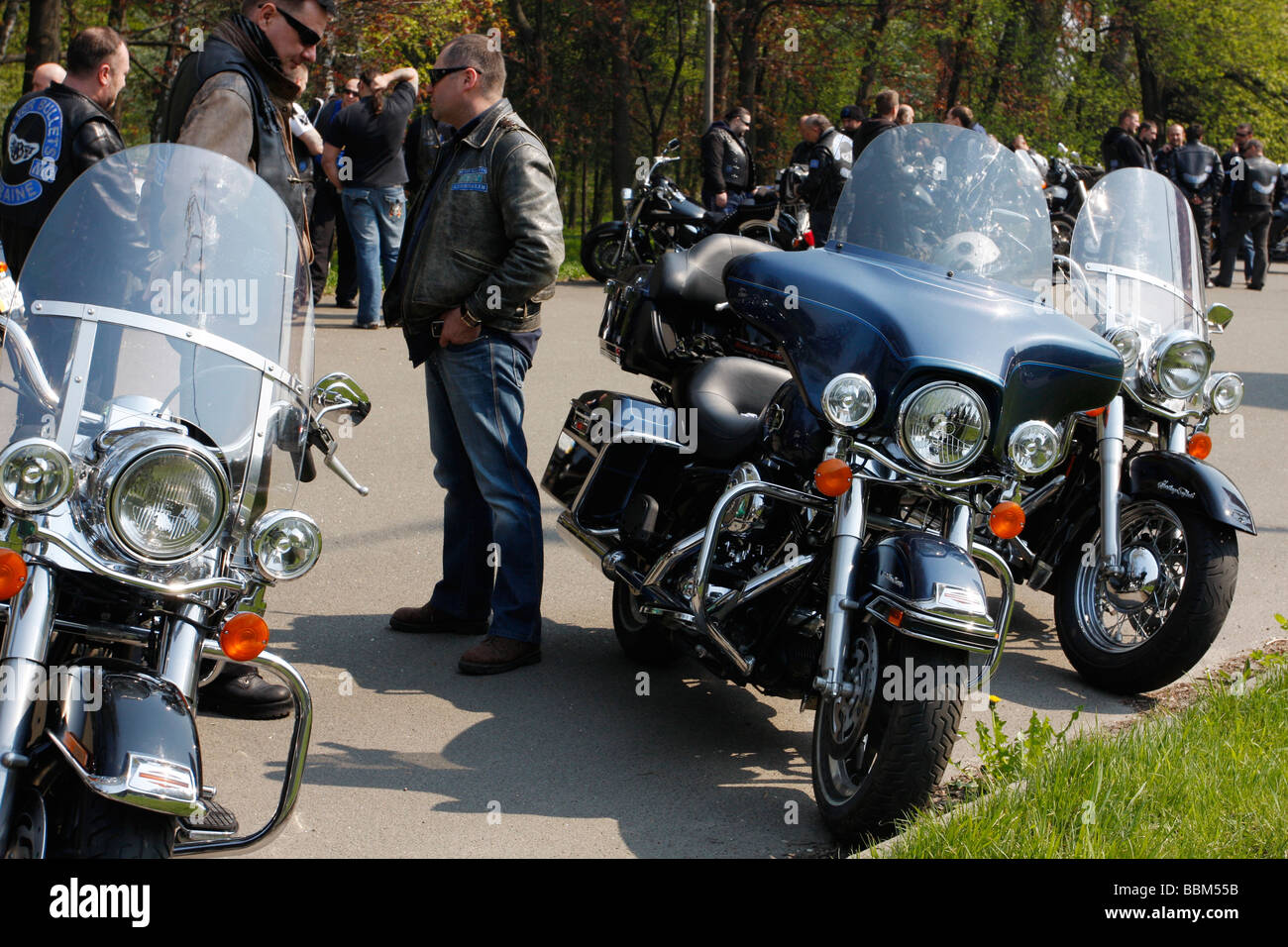 Membres de Kiev (Kyiv) basé balles en argent Motor Club se réunissent sur la rivière Dniepr (Dnipro) Banque le 20 avril avec un réservoir plein pour ouvrir la saison de vélo 2009 Banque D'Images