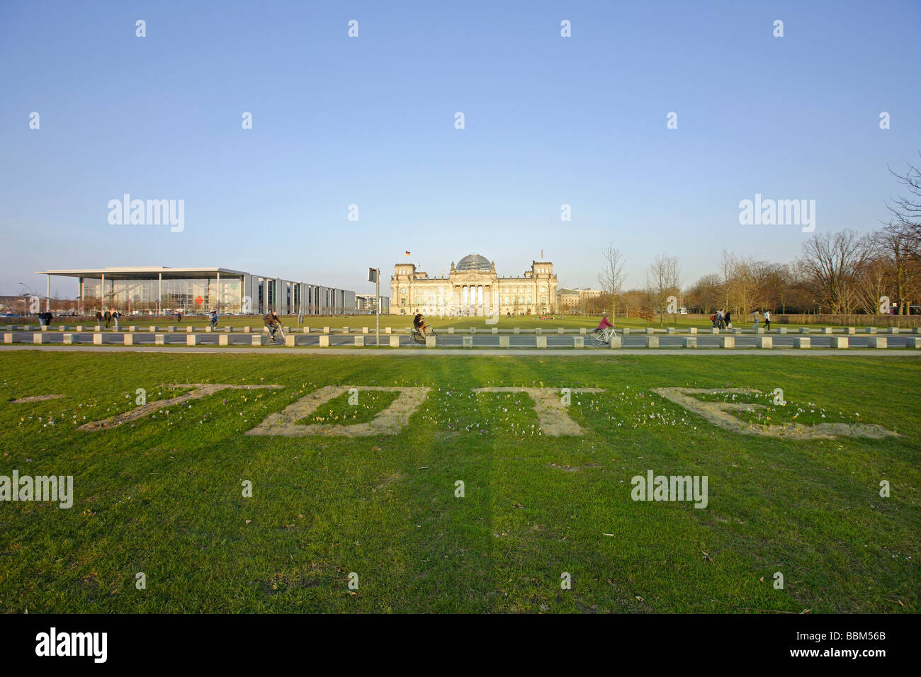 Tote, morts, lettrage en face du bâtiment du Reichstag et Paul Loebe House, Berlin, Germany, Europe Banque D'Images