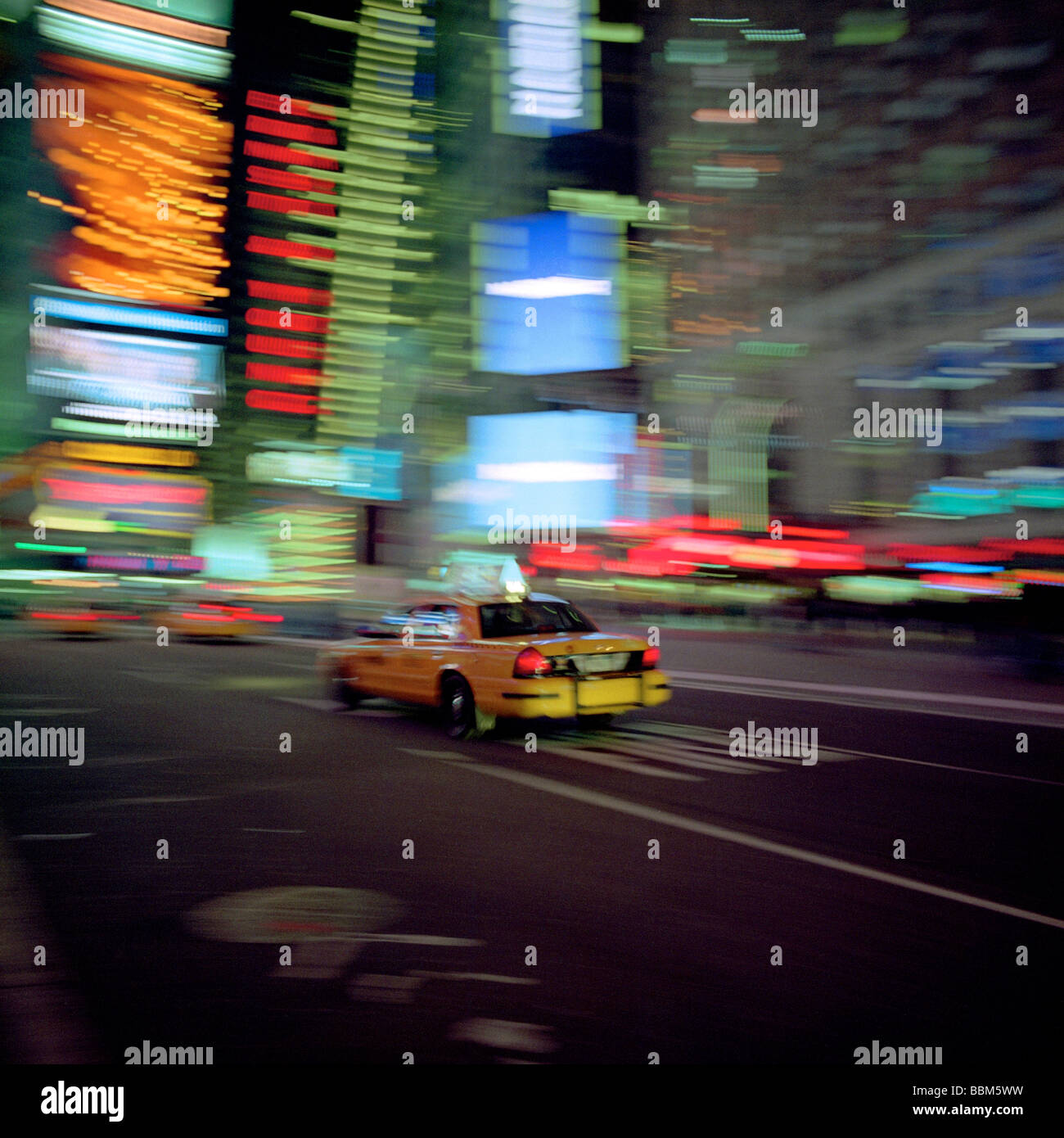 Conduite de taxi brouillée avec arrière-plan de la ville la nuit, New York City, USA Banque D'Images