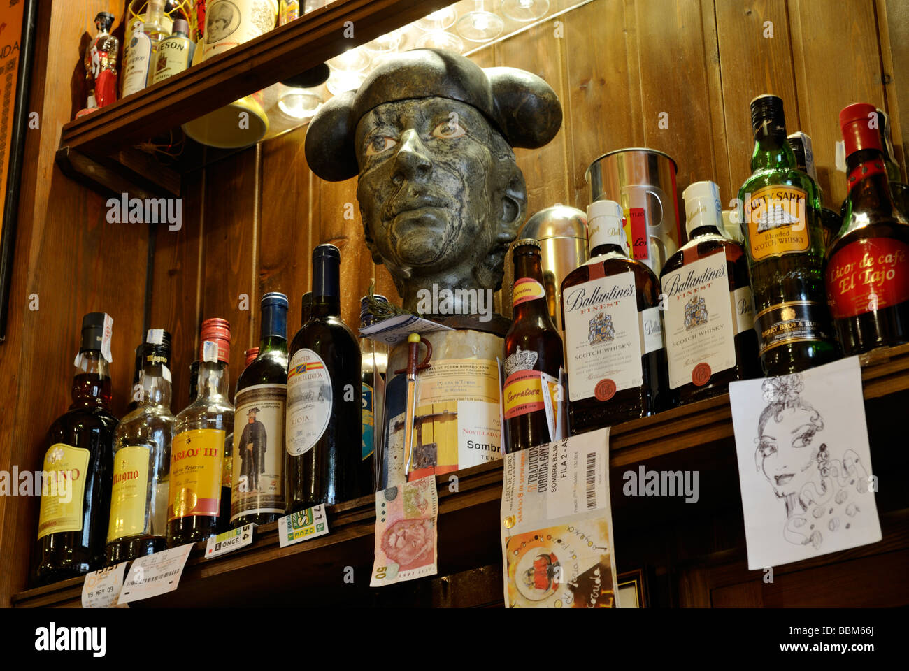 Étagère de bouteilles de boissons alcoolisées en espagnol bar avec buste de matador Banque D'Images