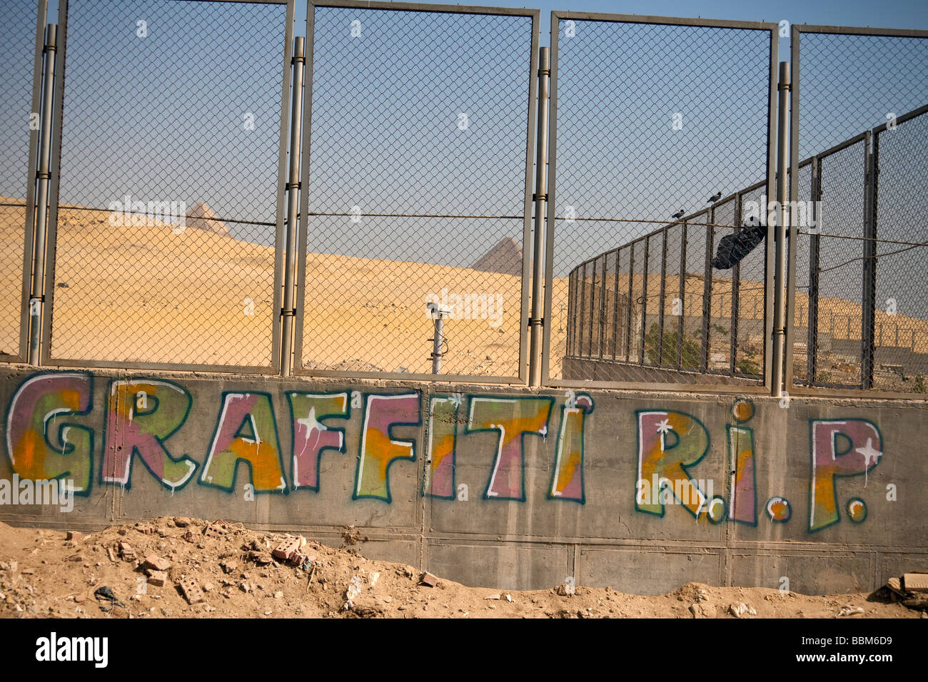 "R.I.P.' Graffiti graffiti sur le mur qui entoure la zone des Pyramides, Gizeh, Le Caire, Egypte Banque D'Images