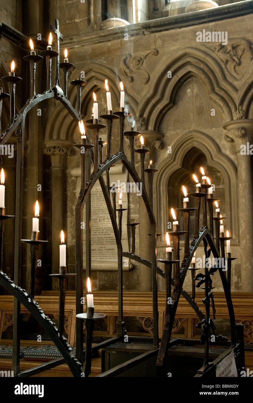 Bougie orné les bâtonnets dans la cathédrale de Worcester Banque D'Images