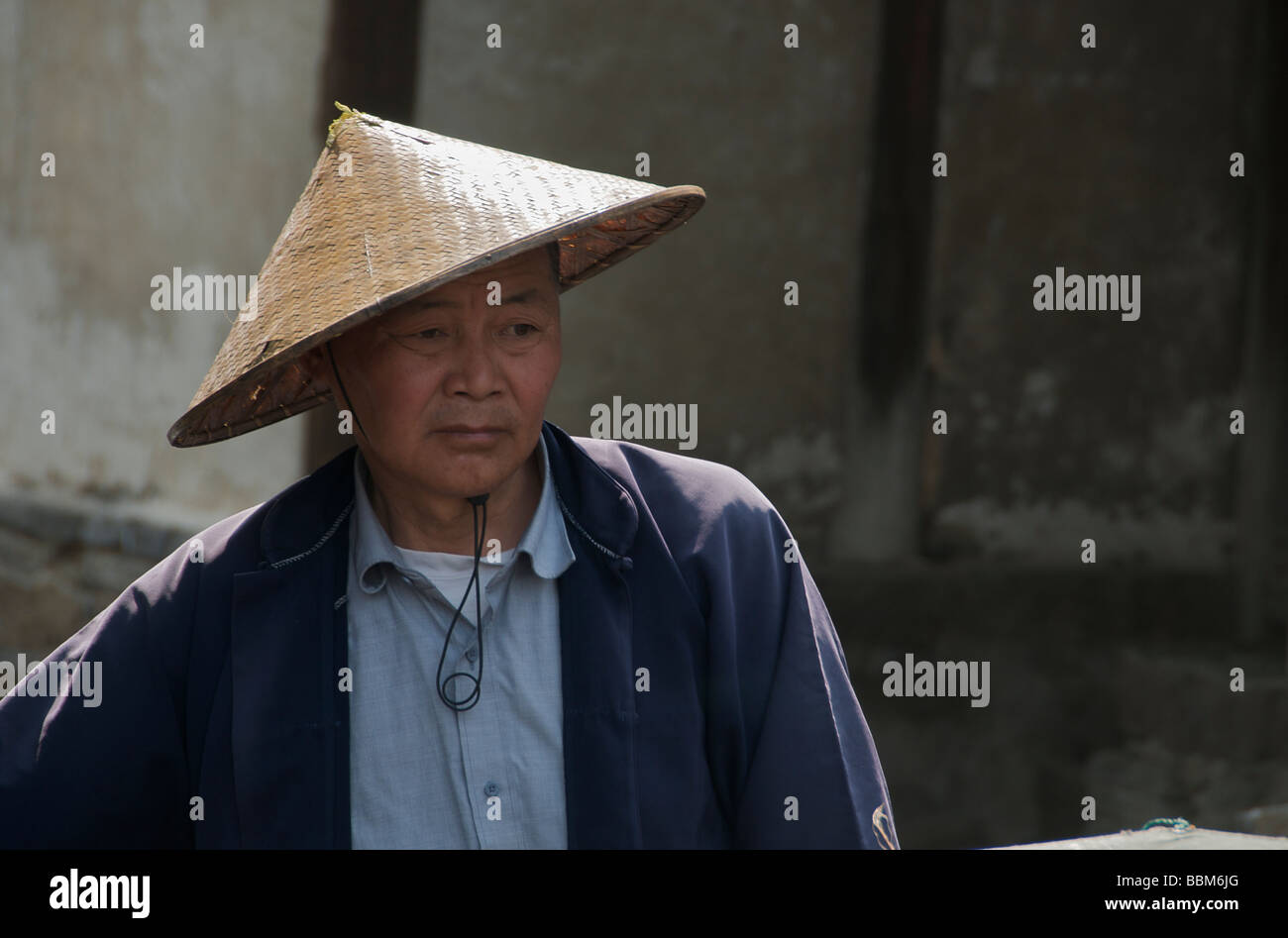 Portrait batelier portant chapeau conique dans l'ancienne ville d'eau de Zhouzhuang Shanghai Chine Banque D'Images