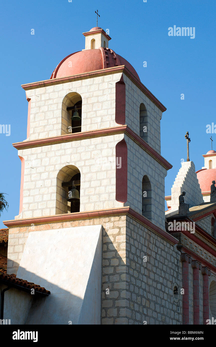 L'un des deux clochers de la Mission Santa Barbara de Santa Barbara, Californie Banque D'Images