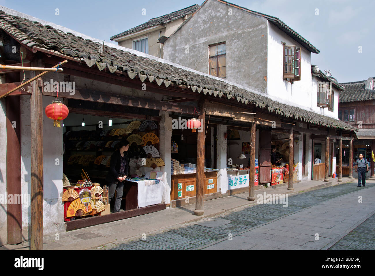 Ligne d'une boutique de centre ville Vieux Zhouzhuang Shanghai Chine Banque D'Images