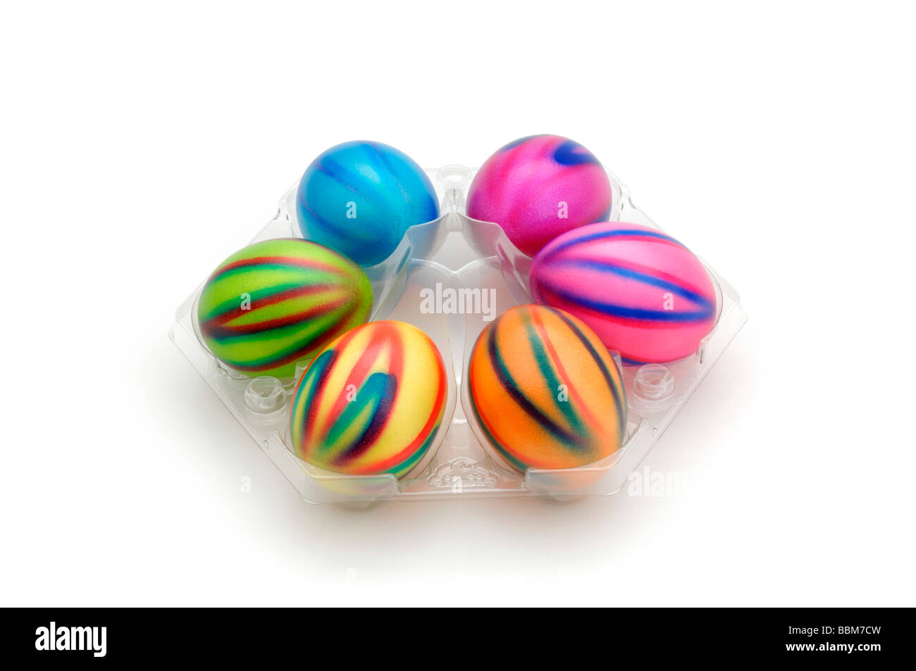 Les oeufs de Pâques colorés dans l'emballage Banque D'Images