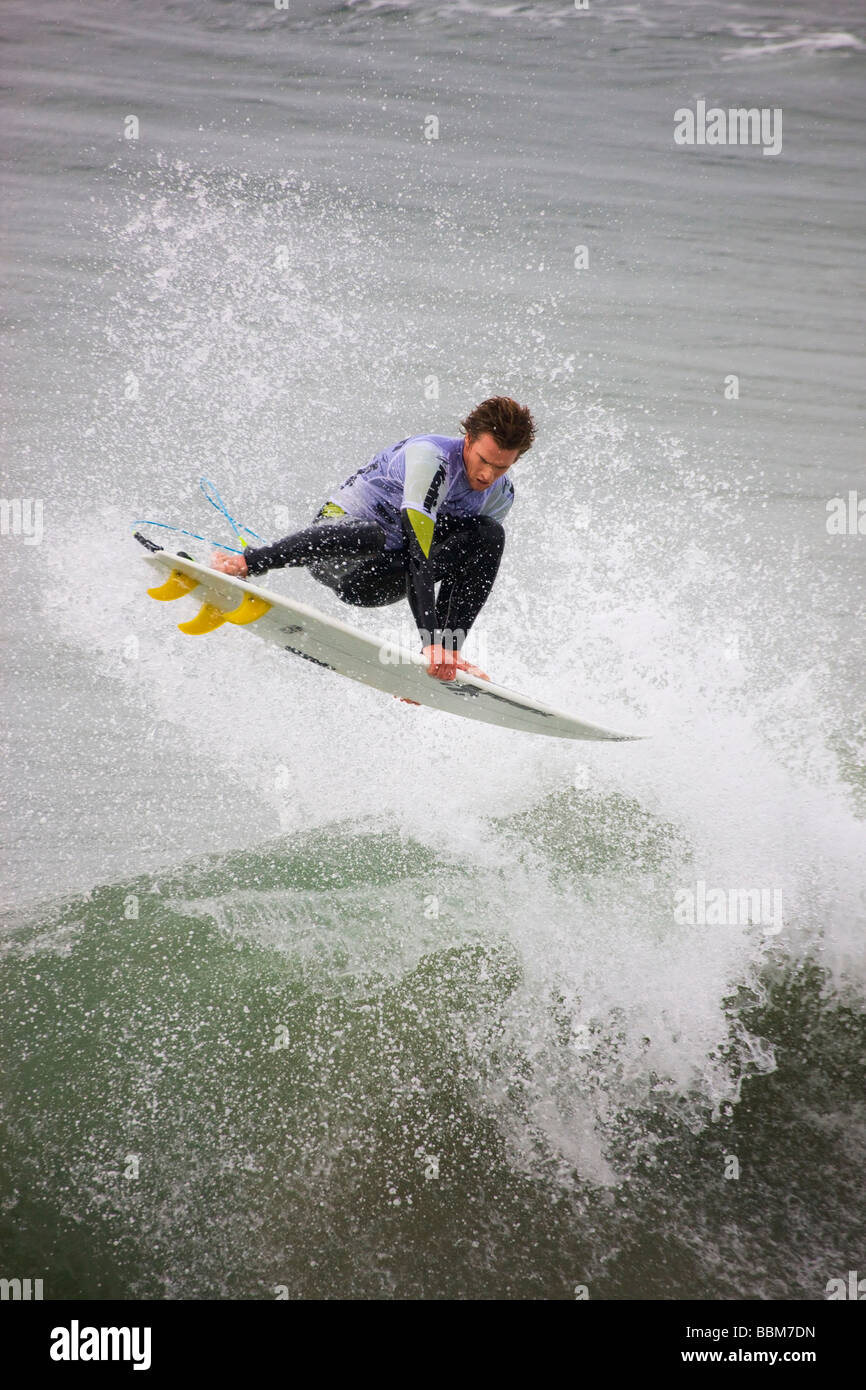 Brett Simpson compétitive dans une compétition de surf Pro Am Katin à Huntington Beach Pier Orange County en Californie Banque D'Images