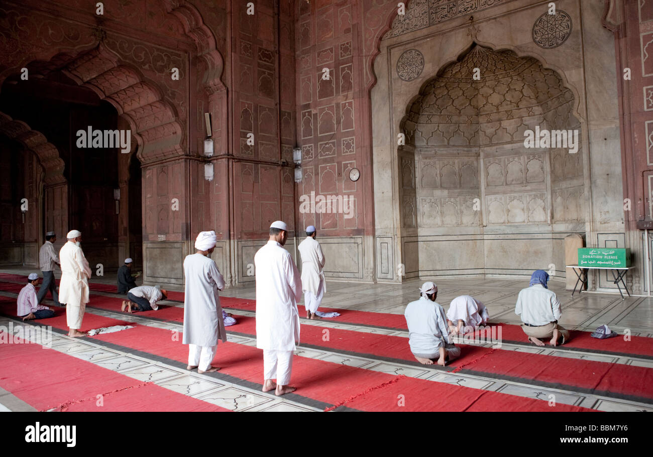 Les gens en prière dans la mosquée Jama Masjid de Delhi, Inde Banque D'Images