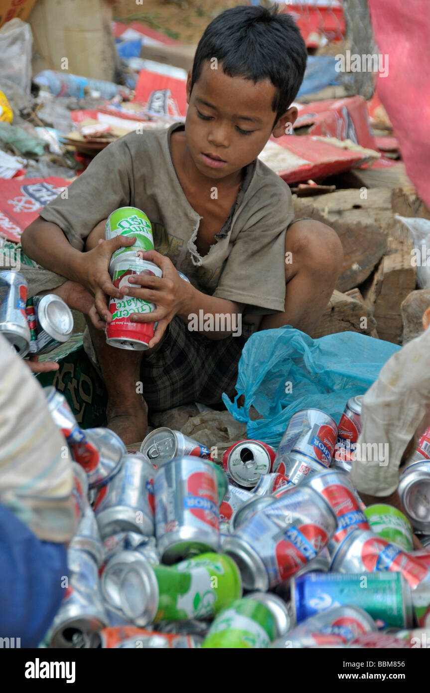 Enfants sans abri, les boîtes de collecte de Poipet, le Cambodge, l'Asie Banque D'Images