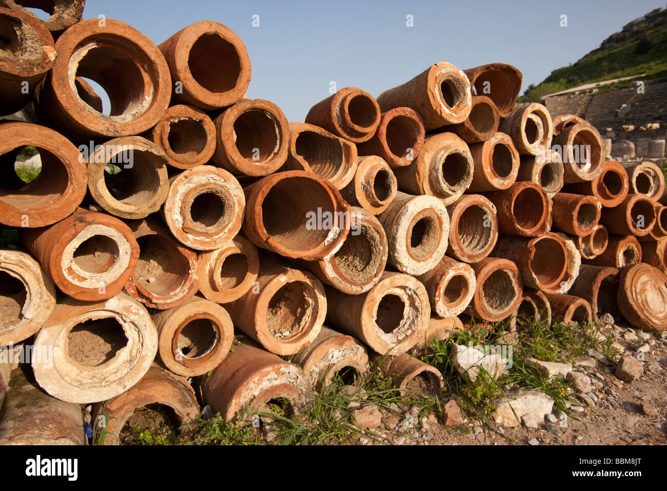 Les tuyaux d'eau en argile ancienne entassés dans les ruines d'Ephèse en Turquie Banque D'Images