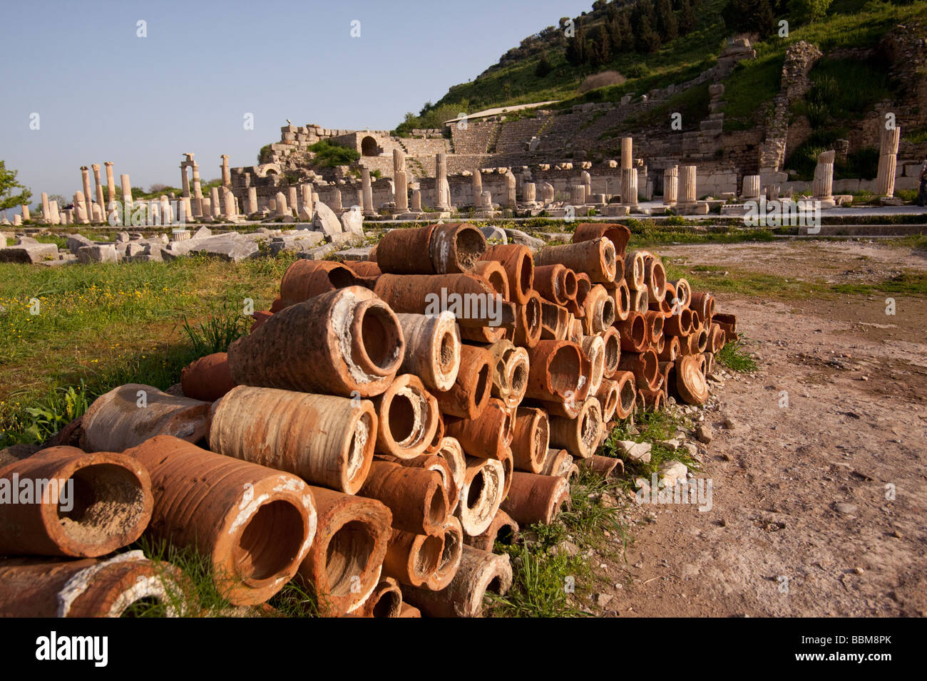 Les tuyaux d'eau en argile ancienne entassée sur fond de ruines d'Ephèse en Turquie Banque D'Images