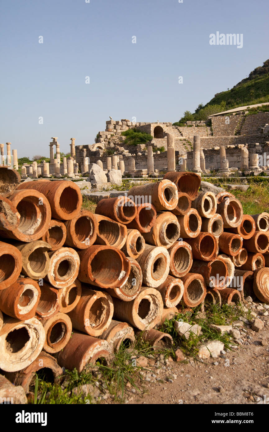 Les tuyaux d'eau en argile ancienne entassée sur fond de ruines d'Ephèse en Turquie Banque D'Images