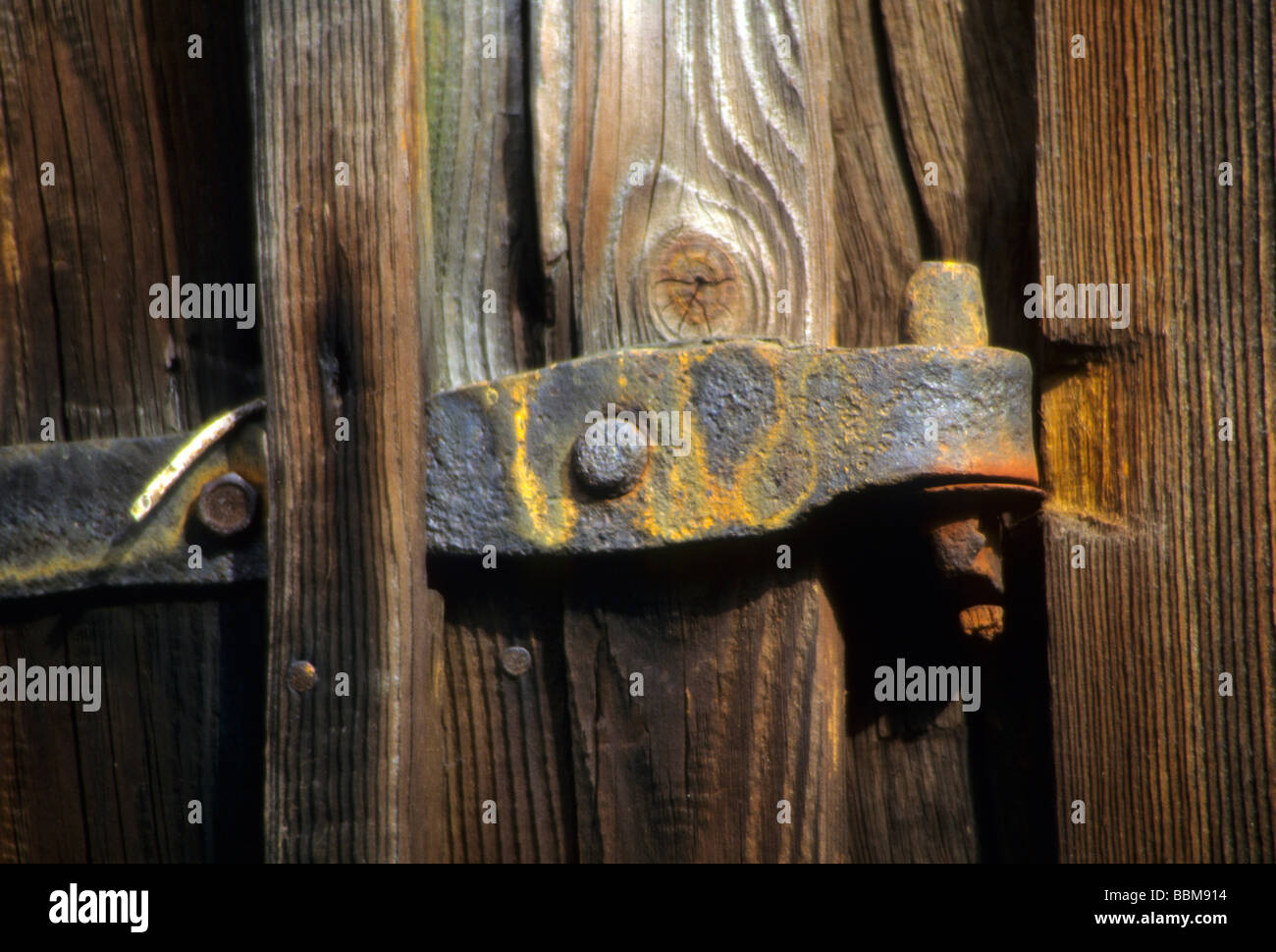 Charnière rouille vieux meubles anciens en bois usés météorologiques de  steel metal old west oxydation grange Photo Stock - Alamy