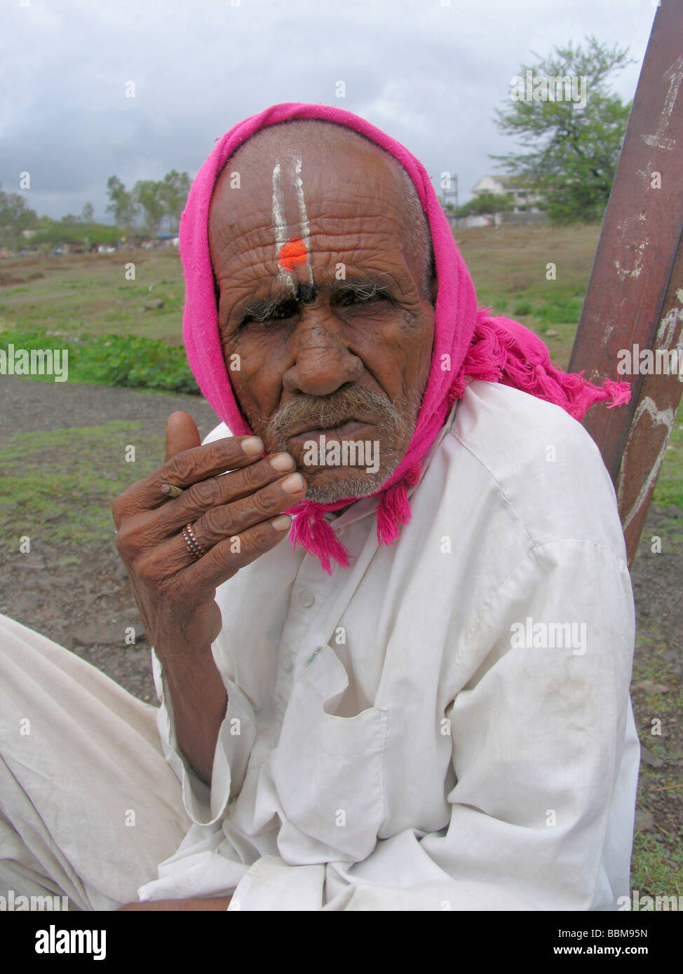 Warkari Pandharpur au repos pendant Yatra Alandi, Maharashtra, Inde Banque D'Images