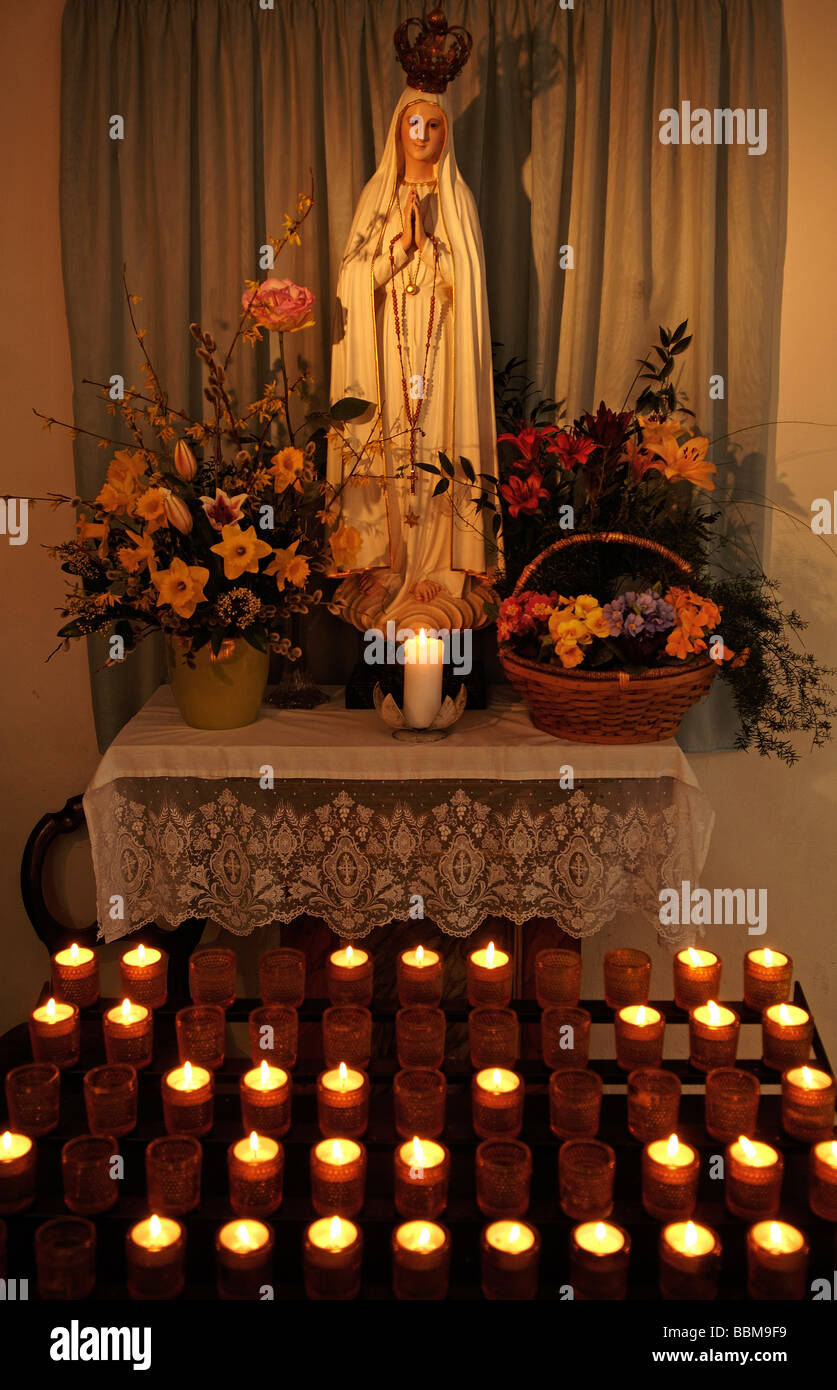 La figure de Saint Mary, bougies votives dans une chapelle, Regensburg, Bavière, Allemagne, Europe Banque D'Images