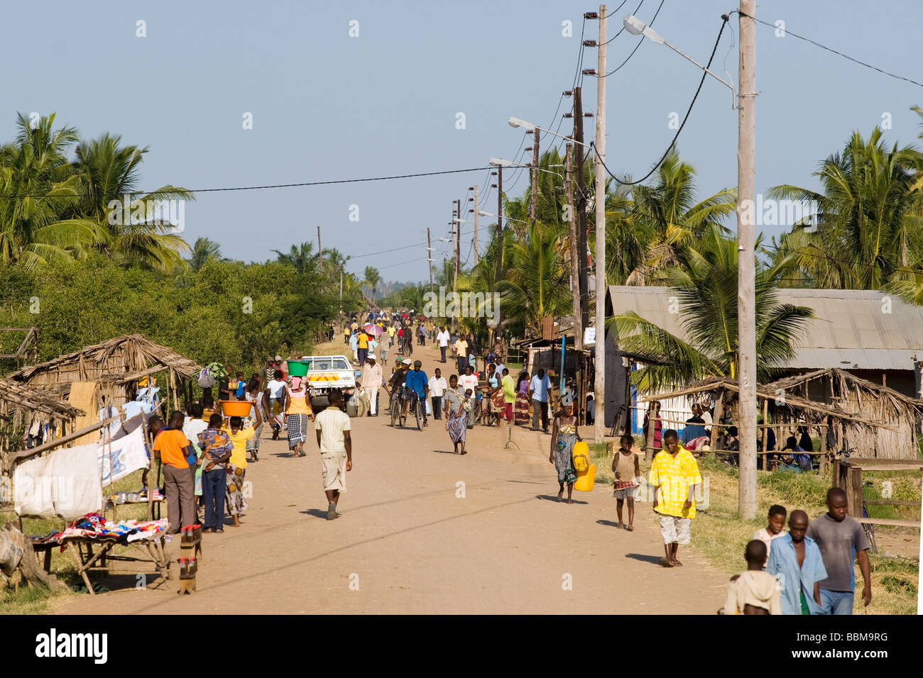 Busy village road à la périphérie de Quelimane Mozambique Banque D'Images