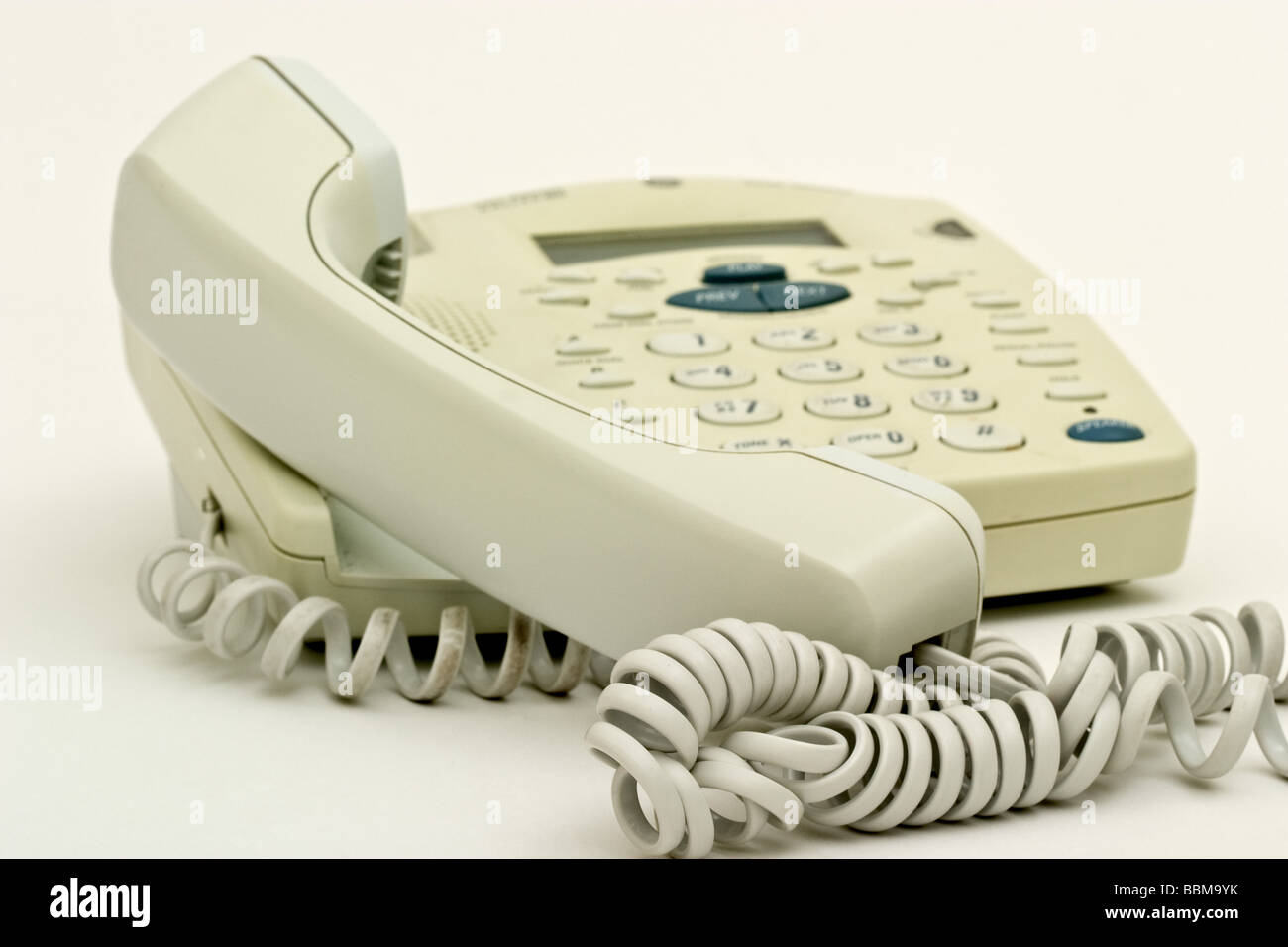 Old style beige téléphone avec le combiné décroché Banque D'Images