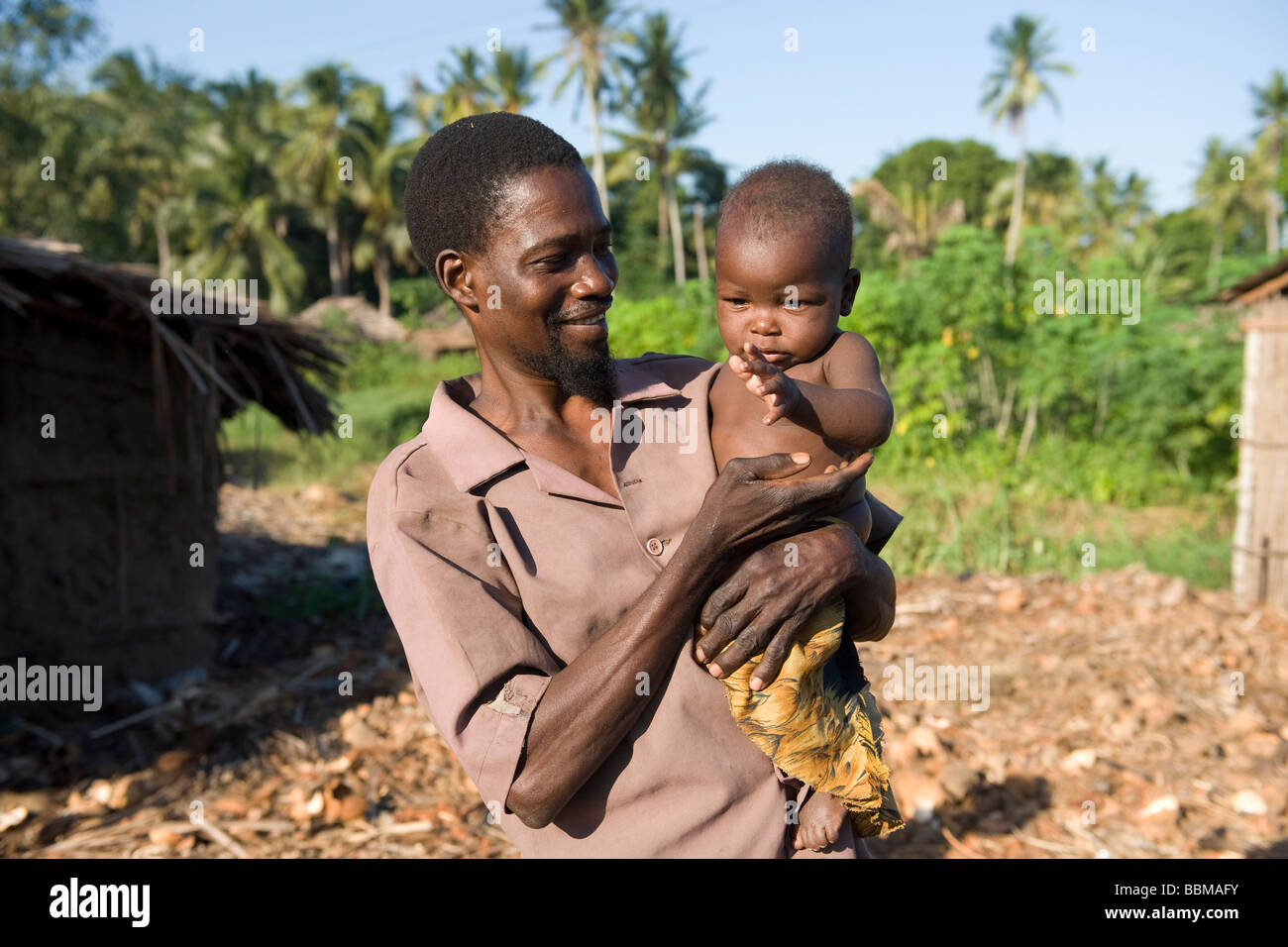 Père portant son enfant Quelimane Mozambique Banque D'Images
