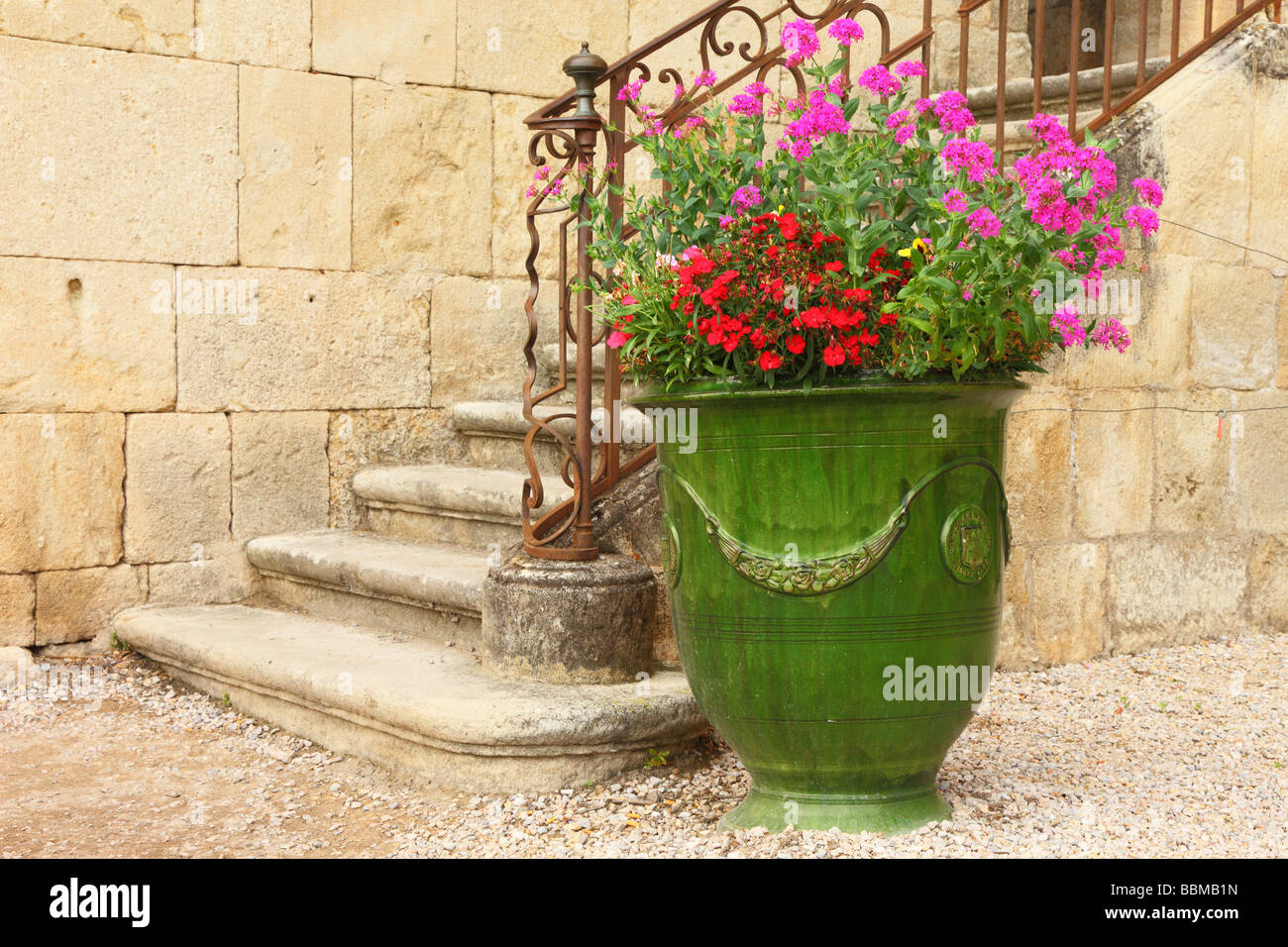 Pot de fleurs jardin de fleurs l'ancien archevêque de la Cathédrale Saint Nazaire Béziers Hérault Languedoc-Roussillon France Banque D'Images