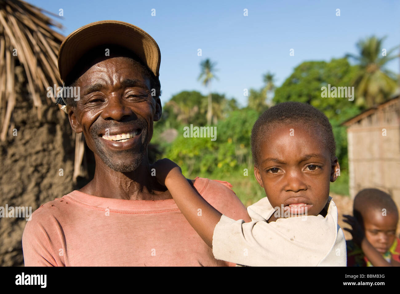 Père portant son enfant Quelimane Mozambique Banque D'Images