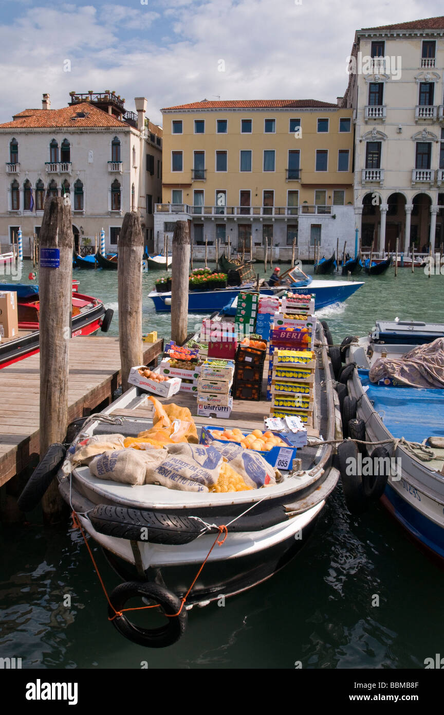 Les fruits et légumes qui arrivent par bateau sur le Grand Canal pour marché du Rialto, San Polo Venise Italie Banque D'Images