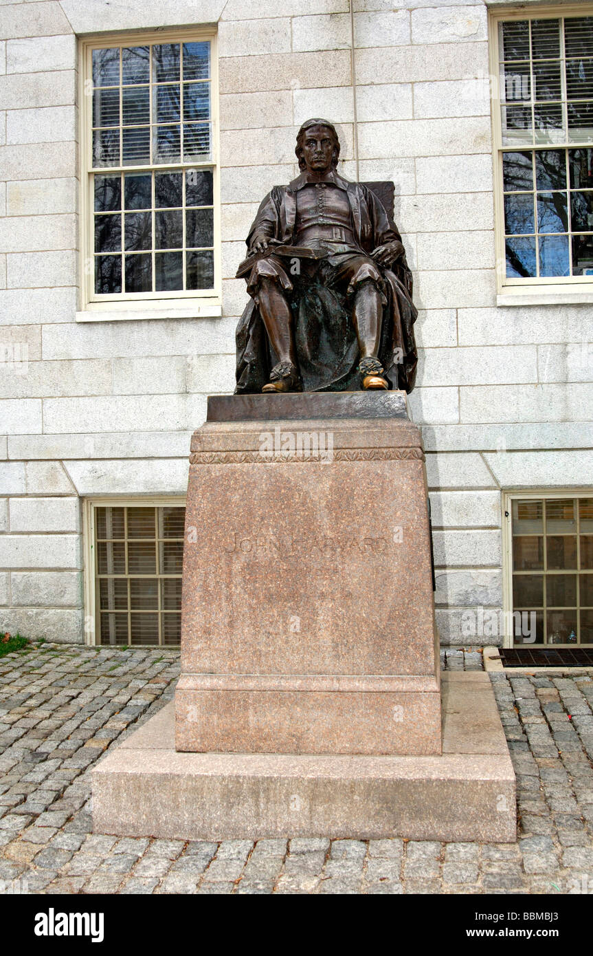 John Harvard statue par Daniel Chester French sur le campus de l'Université de Harvard, Cambridge, Massachusetts, USA Banque D'Images