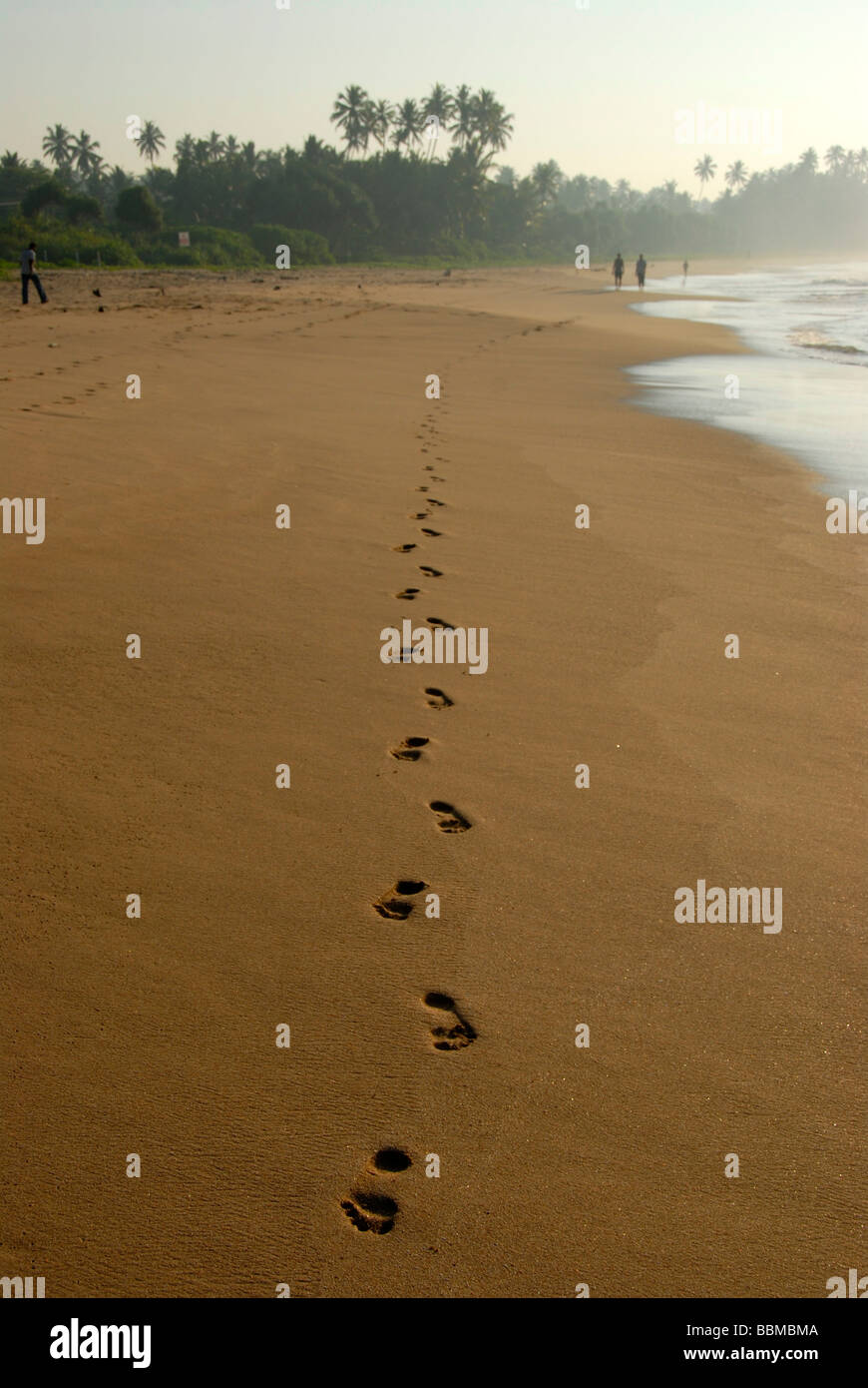 Empreintes de pieds dans le sable, pieds nus, ligne droite, sentier dans le sable, plage Talalla, océan Indien, Ceylan, le Sri Lanka, l'Asie du Sud Banque D'Images