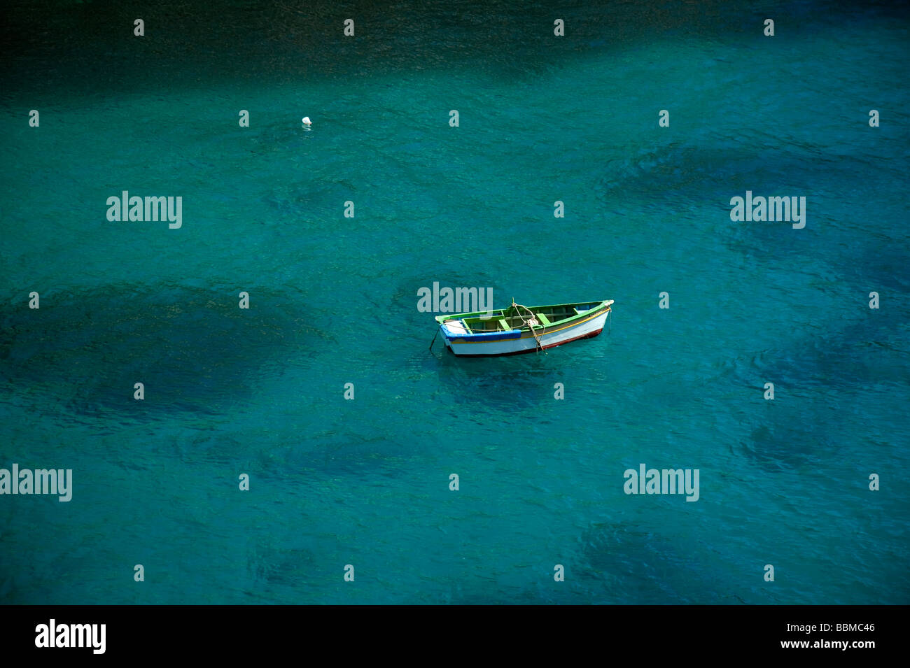 Bateau de pêche dans la baie de Xlendi, Schlendi, Gozo, Malte Banque D'Images
