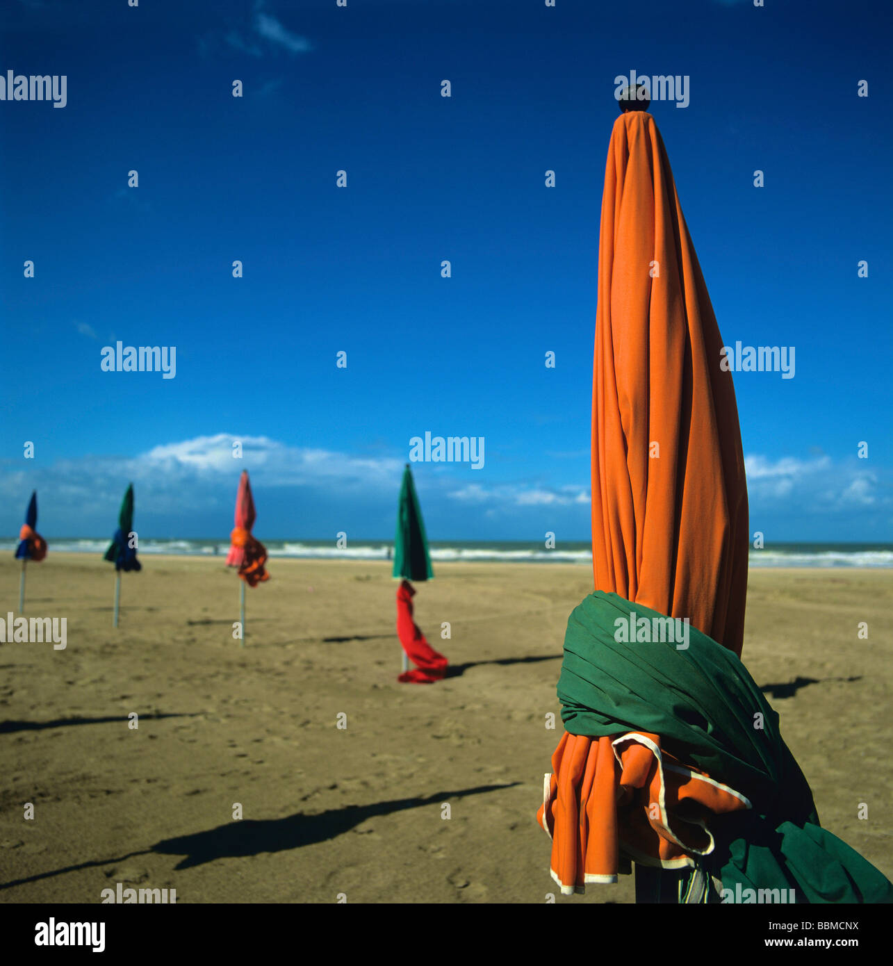 France plage : parasol replié sur la plage de Deauville, Normandie, France. Banque D'Images