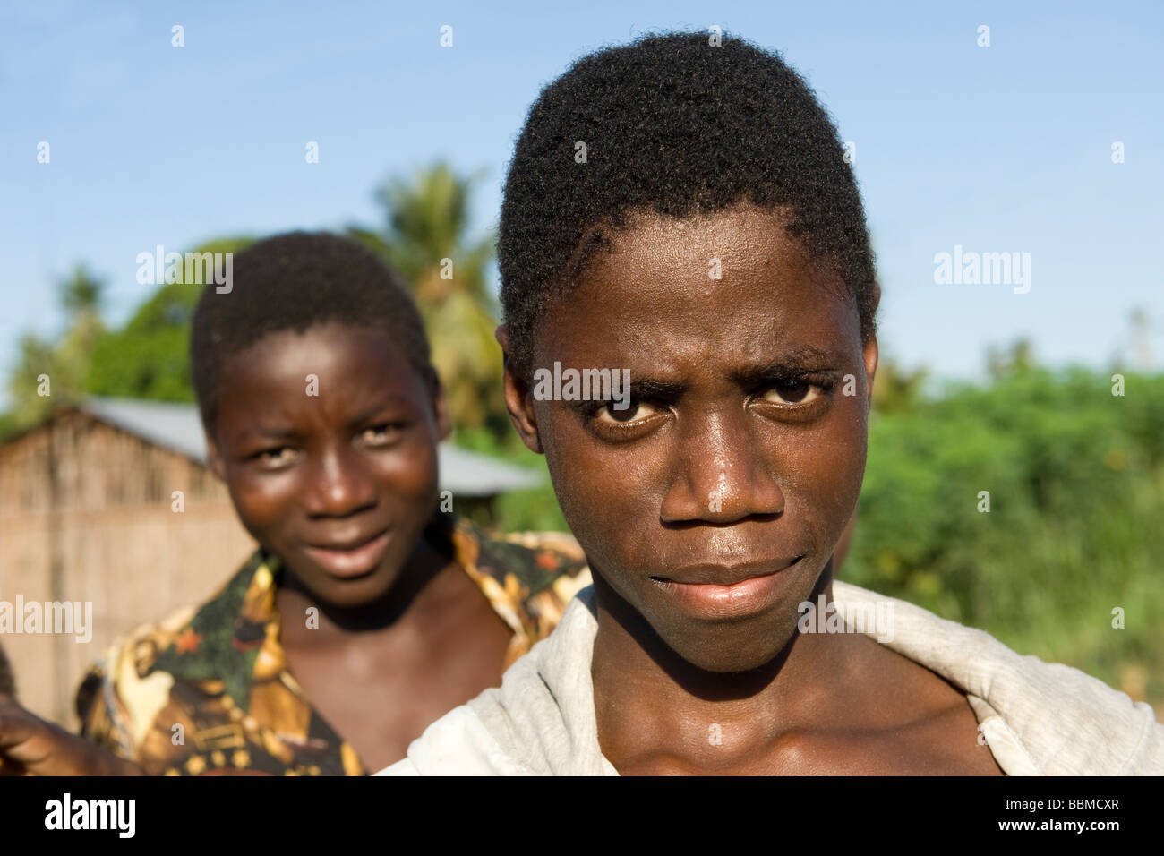 Le portrait d'un garçon et son ami Quelimane Mozambique Banque D'Images