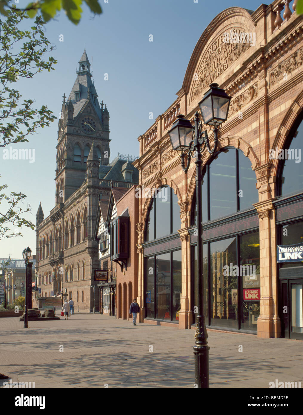 La bibliothèque de l'hôtel de ville, avec au-delà de Northgate Street, Chester, Cheshire, Angleterre, Royaume-Uni. Banque D'Images