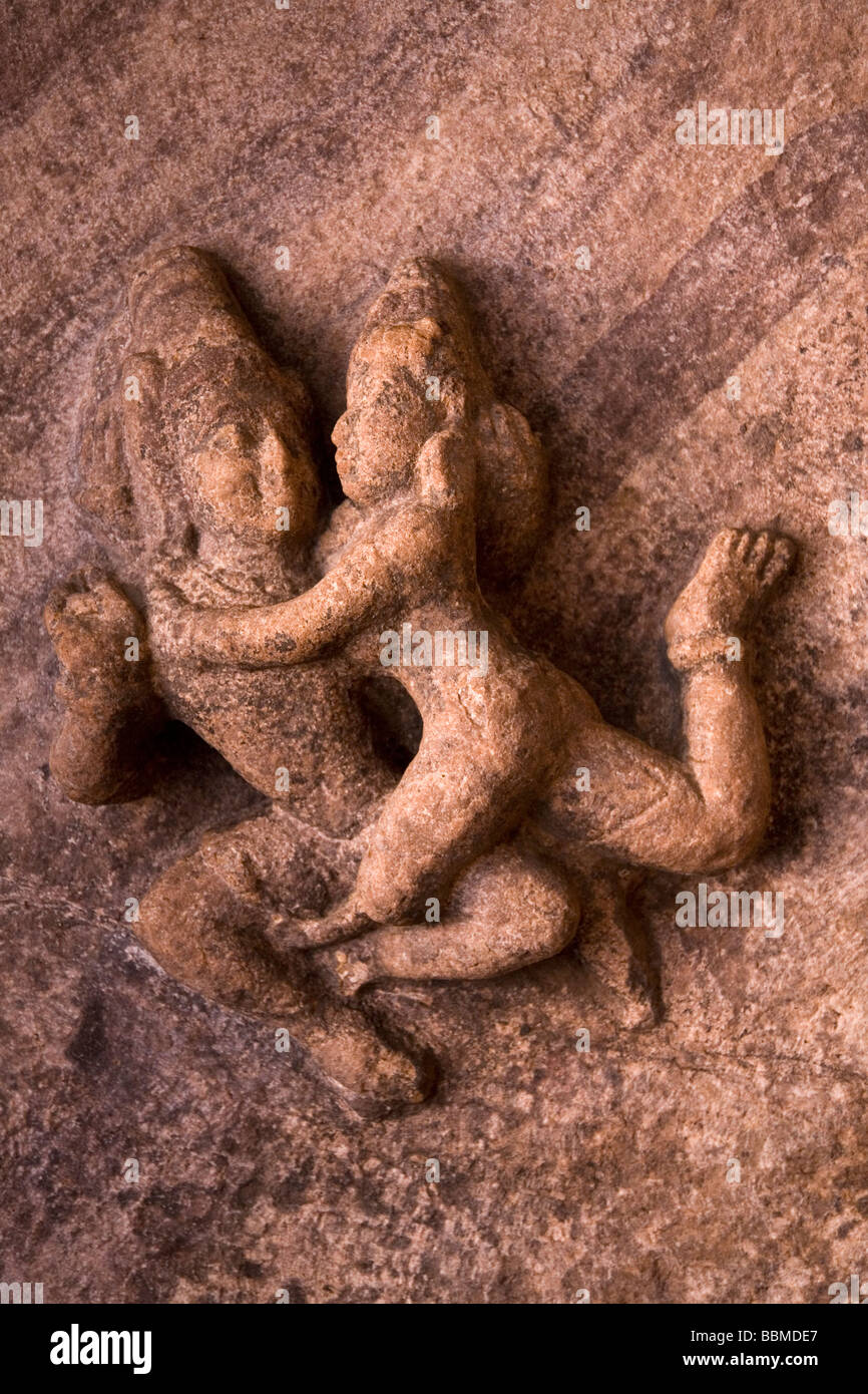 Les figures sculptées d'un homme et une femme enlacés sur le plafond dans les grottes de Badami, Karnataka, Inde. Banque D'Images