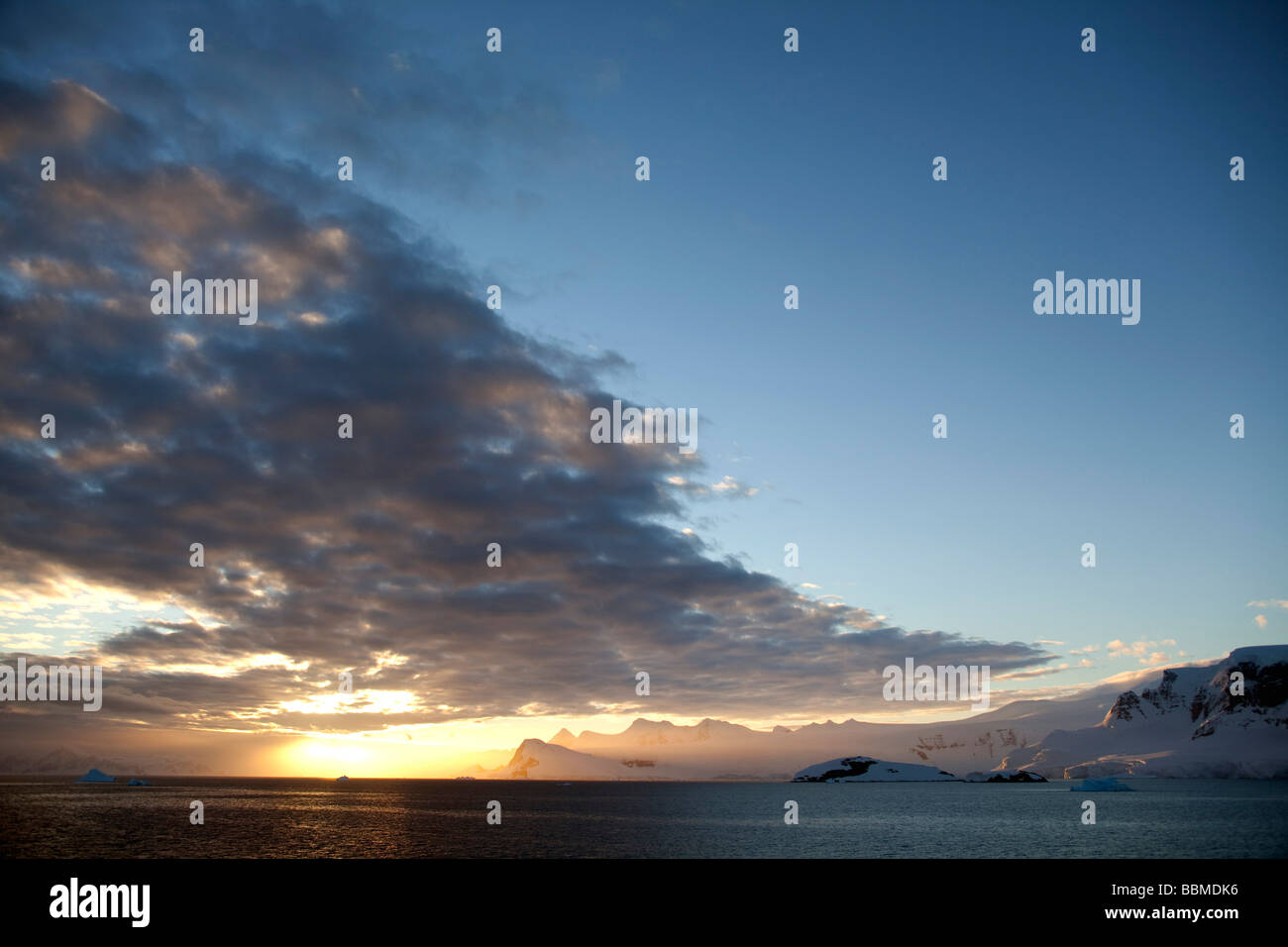 L'antarctique, péninsule. Coucher de soleil sur la péninsule Antarctique, les nuages d'un front froid d'être obstruée par la haute pression. Banque D'Images