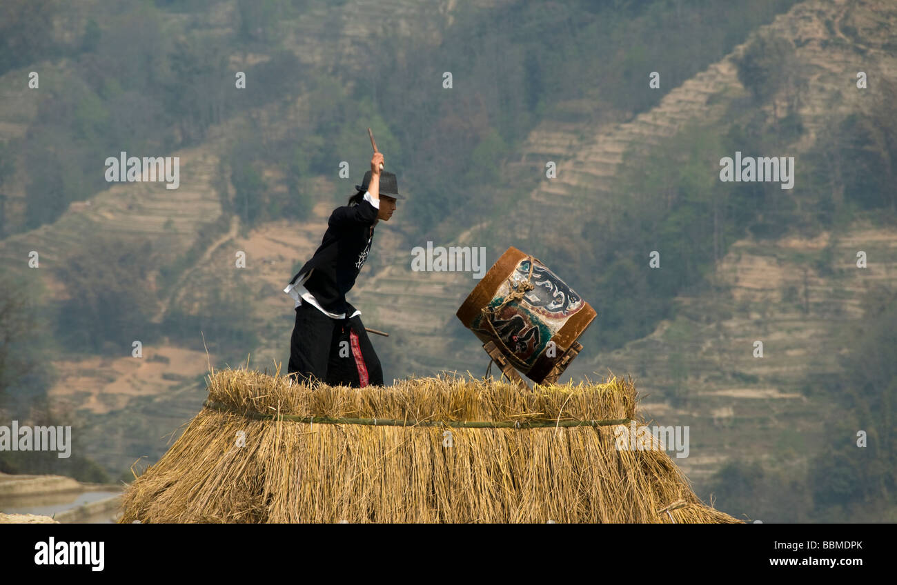 Hani homme Akha bat le tambour pour lancer un festival à Yuanyang Chine Banque D'Images
